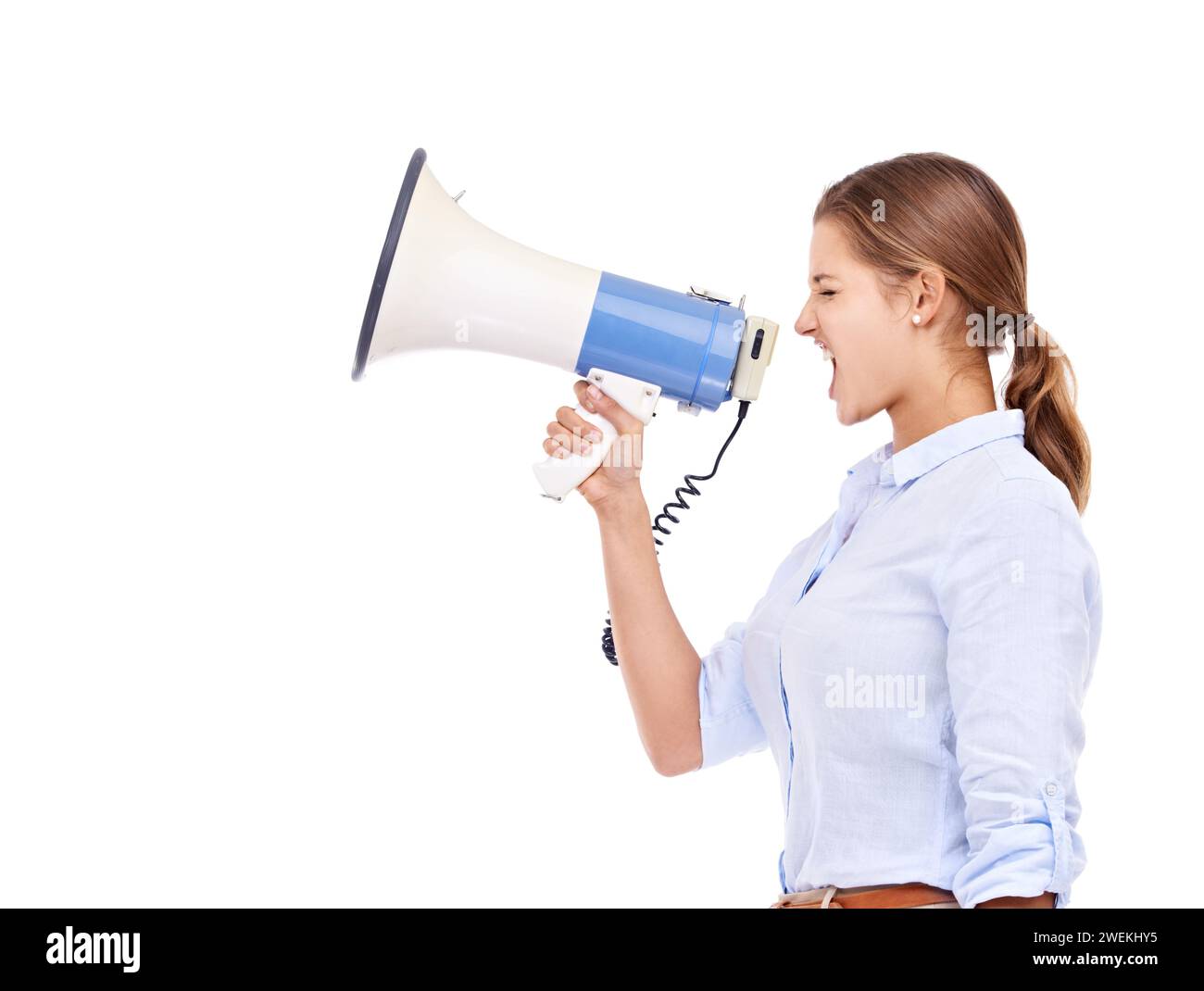 Megaphon, Ankündigung und Geschäftsfrau, die bei einer Firmenveranstaltung im Studio auf weißem Hintergrund schreien. Protest, Information und Lautsprecher mit Stockfoto