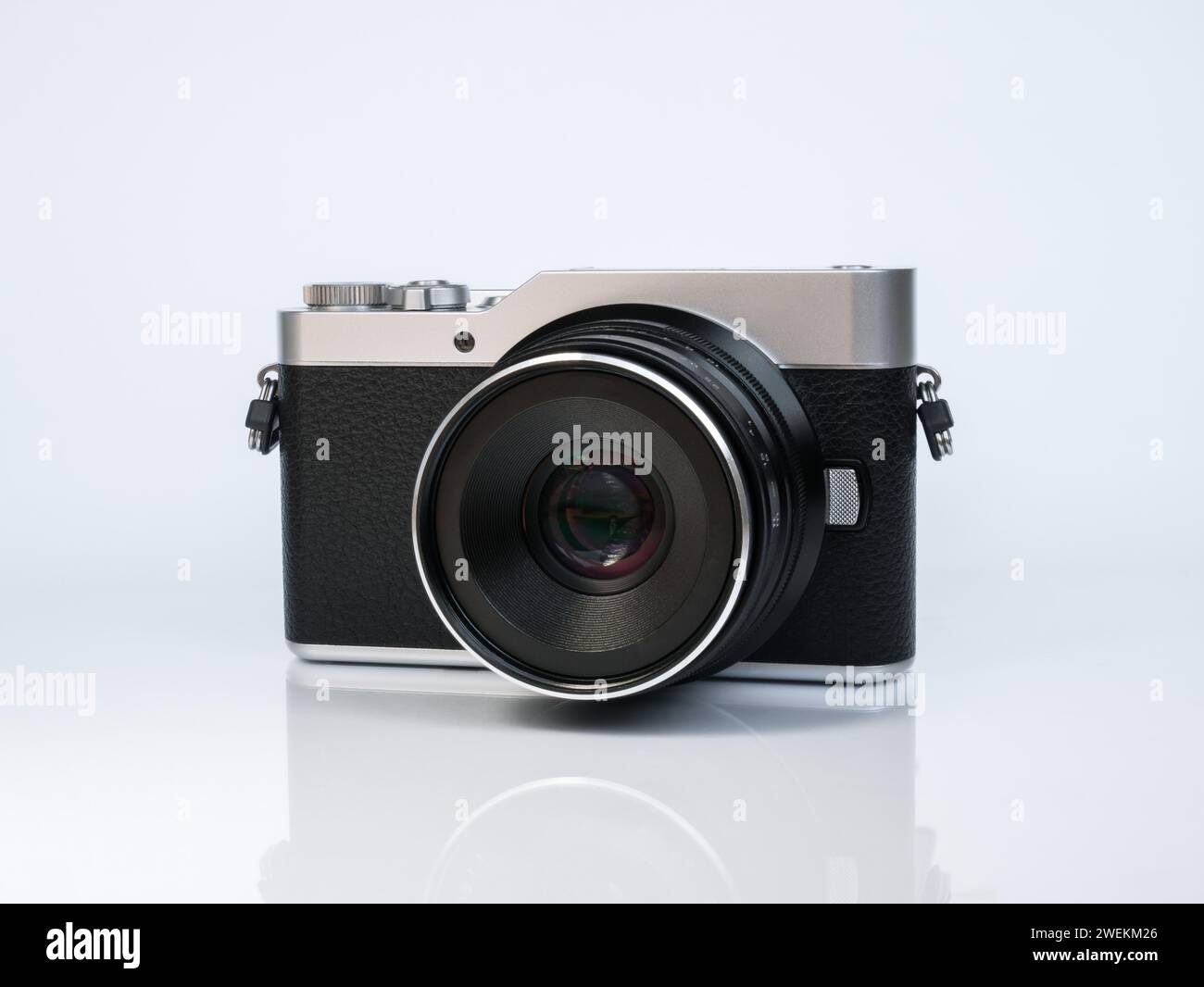 Kamera im Retro-Stil auf weißem Hintergrund mit Reflexion. Stockfoto