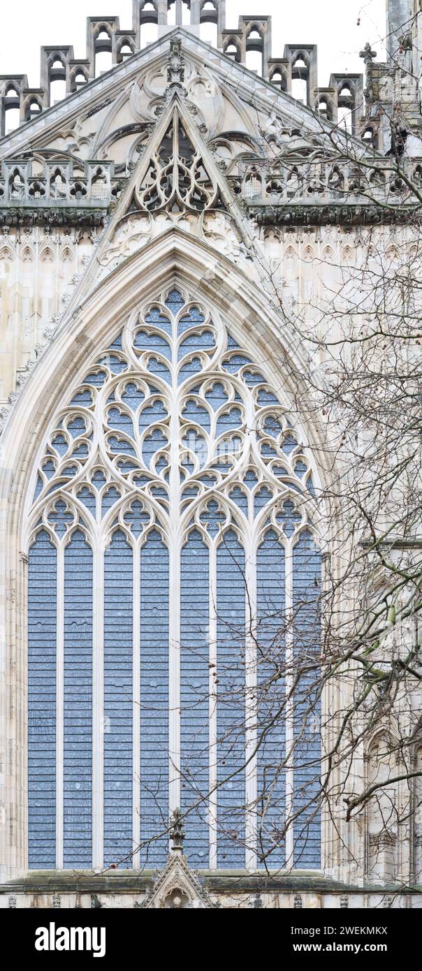 Großes Fenster an der Westfassade des christlichen Münsters (Kathedrale) in York, England. Stockfoto