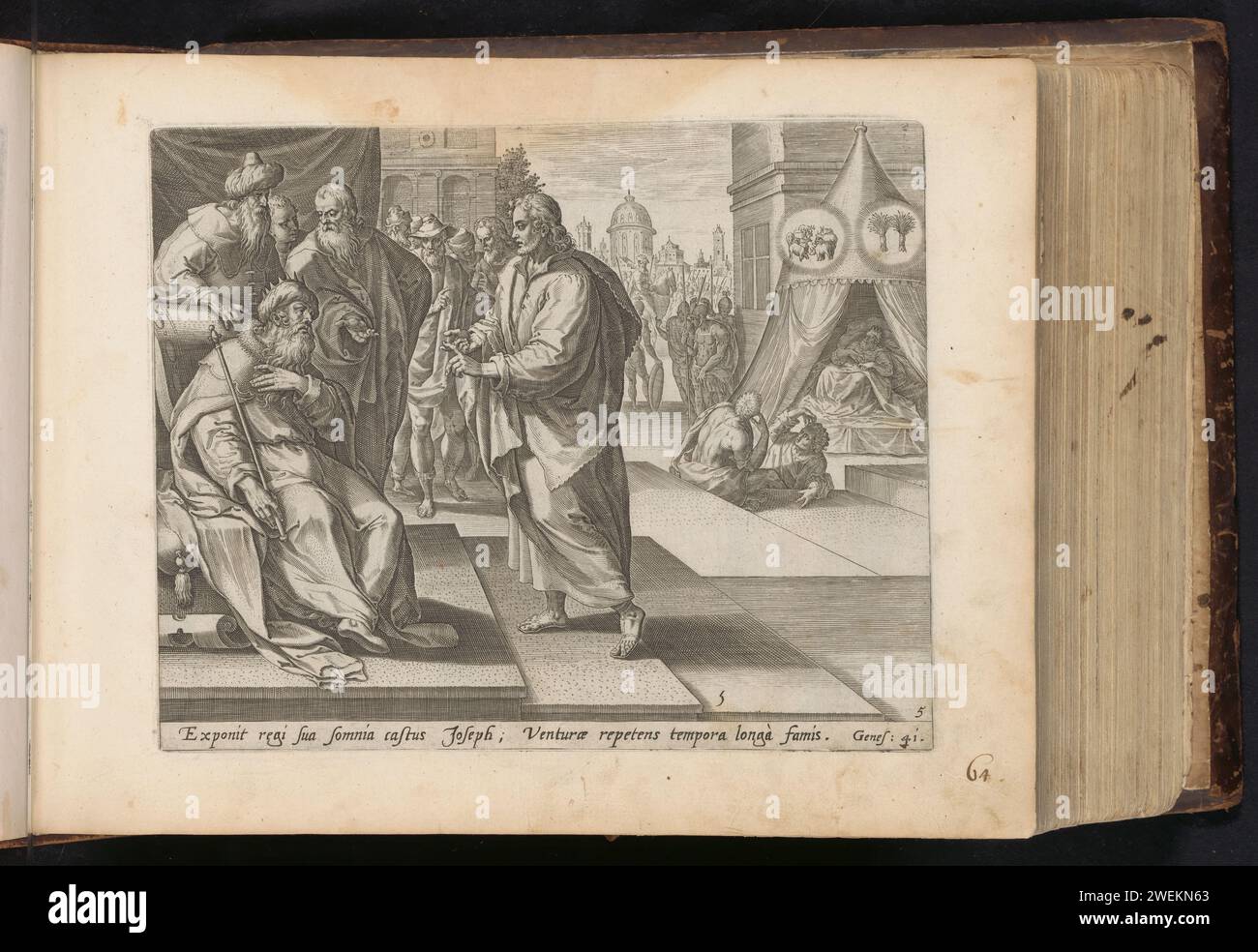 Jozef erklärt die Träume des Pharao, 1646 Druck Joseph steht für Pharao, der auf seinem Thron sitzt, und erklärt seine Träume. Im Hintergrund stehen die Zauberer und Gelehrten aus Ägypten, die die Träume nicht erklären konnten. Rechts im Hintergrund schläft der Pharao in einem Zelt. Die Träume sind auf der Höhe des Zeltdaches dargestellt; links die sieben fetten und sieben mageren Kühe, rechts zwei Maisscheiben. Unter der Aufführung ist ein lateinischer Verweis auf den Bibeltext in Gen. 41. Dieser Ausdruck ist Teil eines Albums. Papierstich Joseph, der die Träume des Pharaos interpretiert Stockfoto