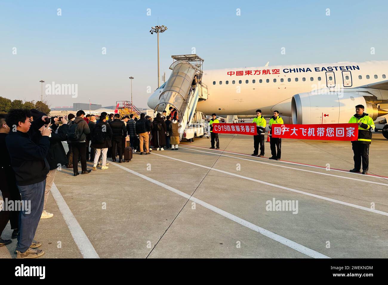 Shanghai. Januar 2024. Passagiere stehen am 26. Januar 2024 am Shanghai Hongqiao International Airport in Shanghai (Ostchina) an Bord eines Passagierflugzeugs der C919 an. Flug MU9197 mit 111 Passagieren startete am Freitag um 8:35 Uhr vom Shanghai Hongqiao International Airport zum Chengdu Tianfu International Airport. Es war das erste Mal, dass C919, Chinas selbst entwickeltes großes Passagierflugzeug, Flugmissionen während des chinesischen Frühlingsfestes durchführte. Quelle: Xinhua/Alamy Live News Stockfoto