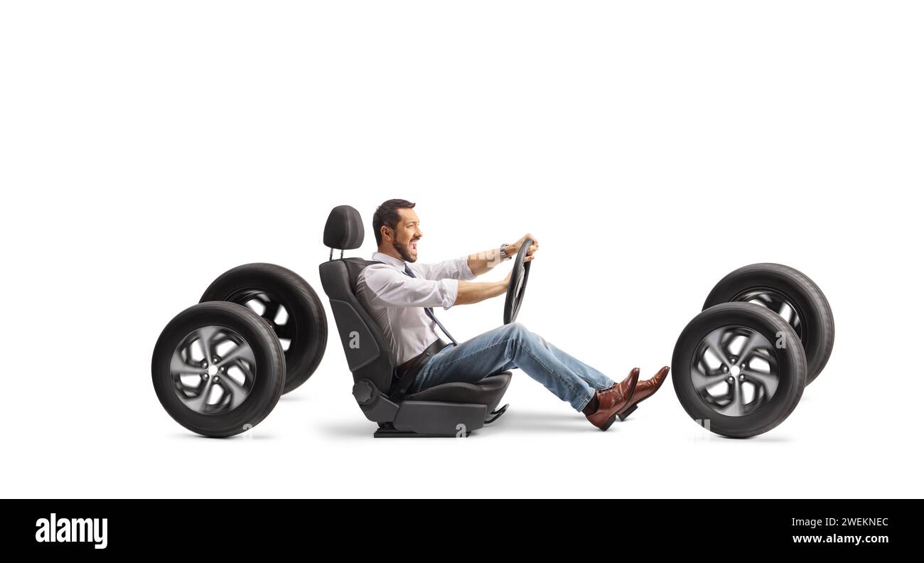 Wütender Fahrer in einem Autositz, der isoliert auf weißem Hintergrund hupt Stockfoto