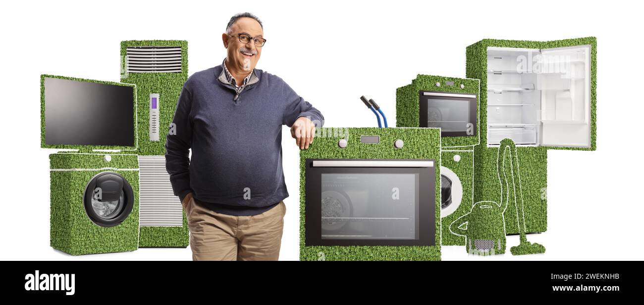 Reifer Mann mit energieeffizienten Haushaltsgeräten auf weißem Hintergrund Stockfoto