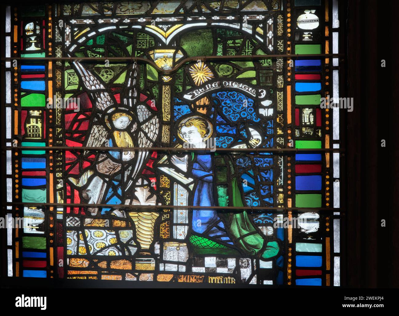 Mittelalterliches Buntglasfenster, in dem der Engel Gabriel Maria sagt, dass sie einen Sohn Jesus haben soll, in der Kathedrale von York, England. Stockfoto