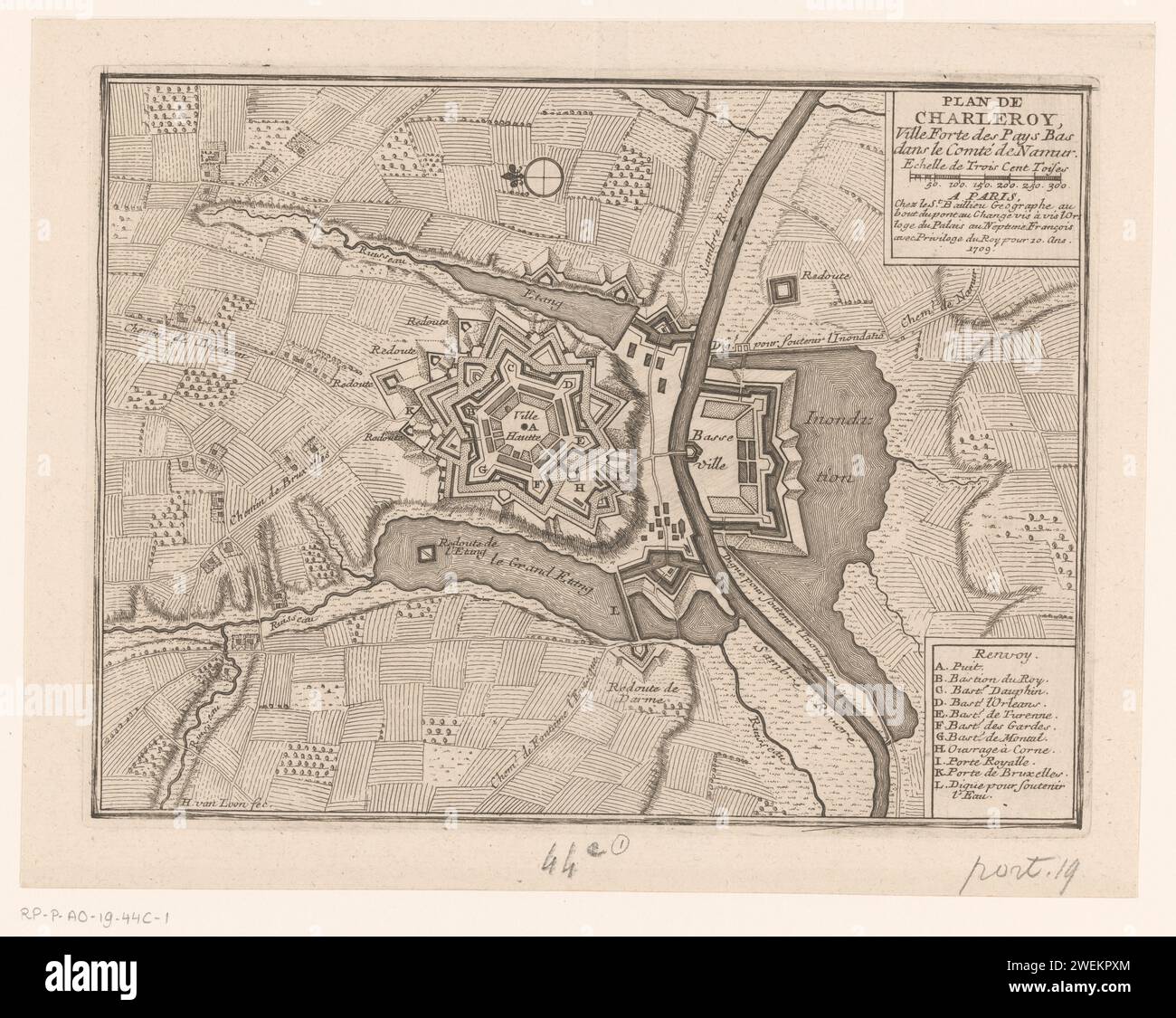 Charleroi-Festungsplan, Harmanus van Loon, 1709 gedruckte Charleroi-Festung. Oben rechts ein Rahmen mit dem Titel und einer Schüssel: Echelle de Trois Cent Toises. Unten rechts ein Gerüst mit Legende A-L. Papiergravur von Stadtplänen. Befestigte Stadt Charleroi Stockfoto