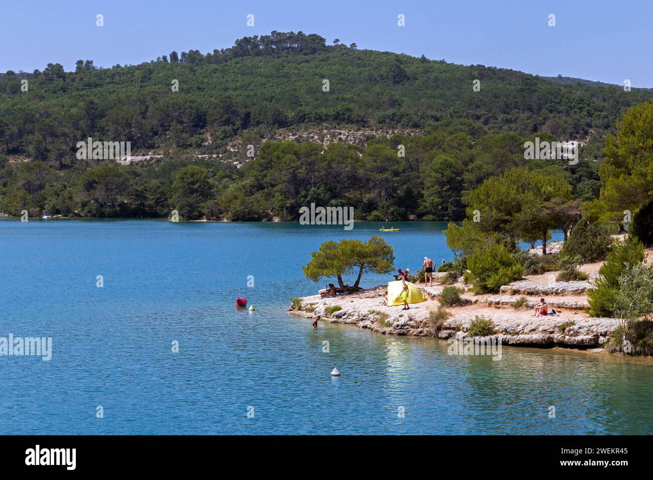 Wasseraktivitäten am Lac d'Esparron. Esparron-de-Verdon. Alpes-de-Haute-Provence, Frankreich Stockfoto
