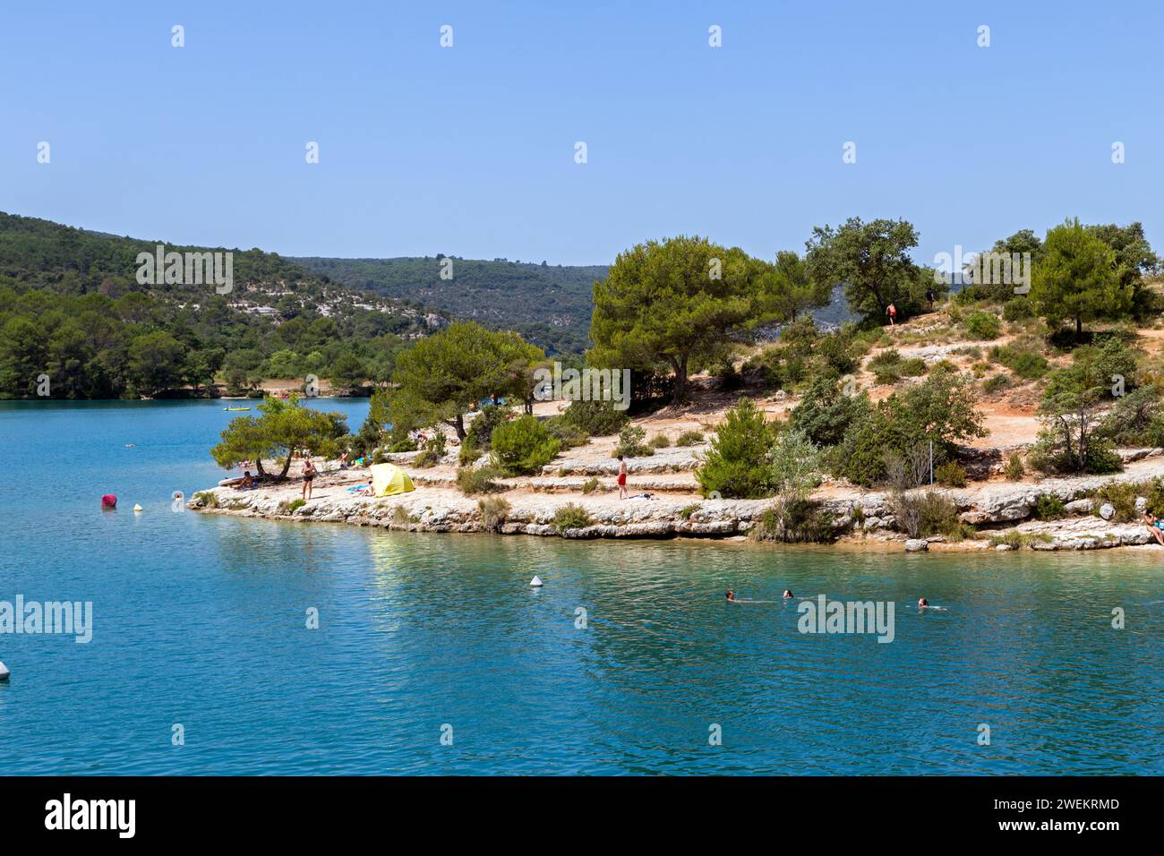 Wasseraktivitäten am Lac d'Esparron. Esparron-de-Verdon. Alpes-de-Haute-Provence, Frankreich Stockfoto