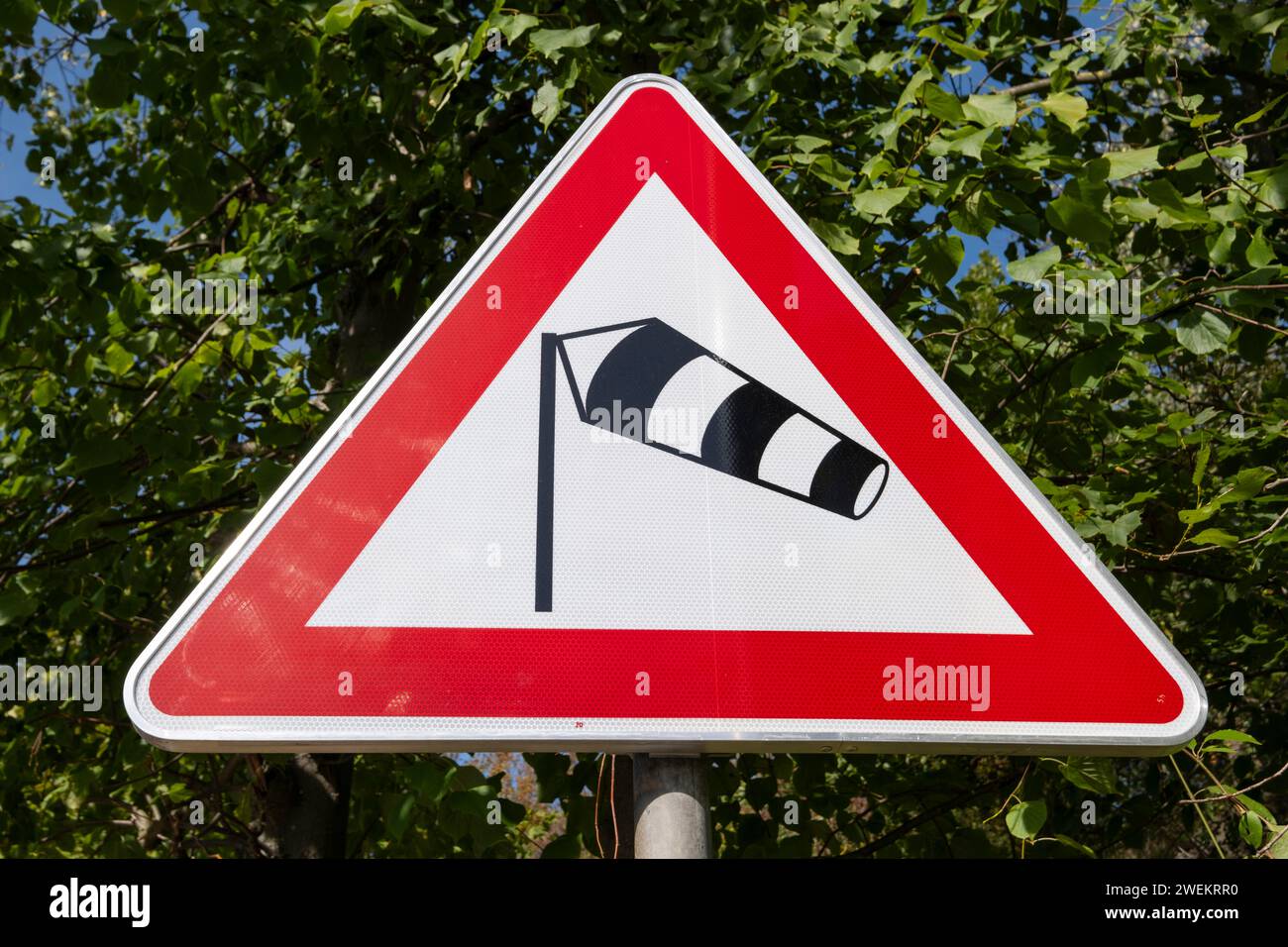 Verkehrsschild Seitenwind von links Stockfoto