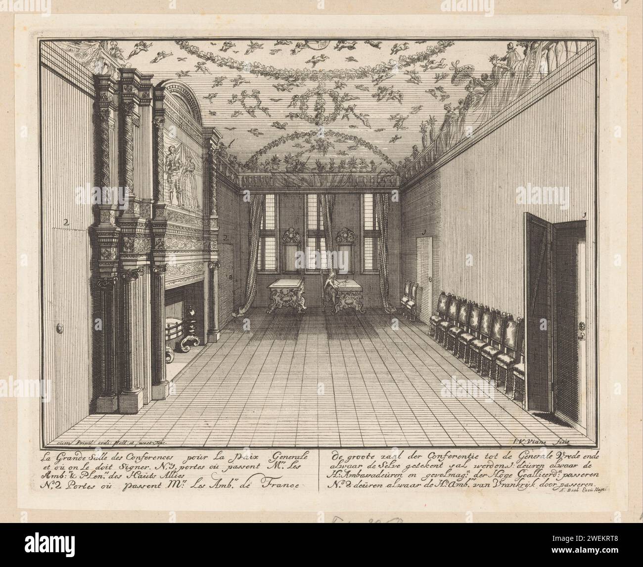 Der große Konferenzraum im Ter Nieuburch-Haus in Rijswijk, 1697, Jan van Vianen, 1697 drucken den großen Konferenzraum im Ter Nieuburch-Haus in Rijswijk, mit einer Sitzreihe an der rechten Wand, einem großen Kamin auf der linken Seite. Die Decke ist mit Putten und Girlanden dekoriert. In der Bildunterschrift die beiden Titel auf Französisch und Niederländisch. Ein Teil der Serie von 15 Drucken über das Ter Nieuburch-Haus in Rijswijk und die dort stattfindenden Friedensverhandlungen, die zum Frieden von Rijswijk am 20. September 1697 führten. Papier, das andere Zimmer ätzt, Haus Ter Nieuburch Stockfoto