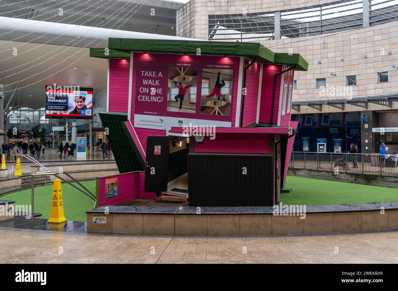 Das Upside Down House, eine Besucherattraktion in Milton Keynes, Buckinghamshire, Großbritannien Stockfoto