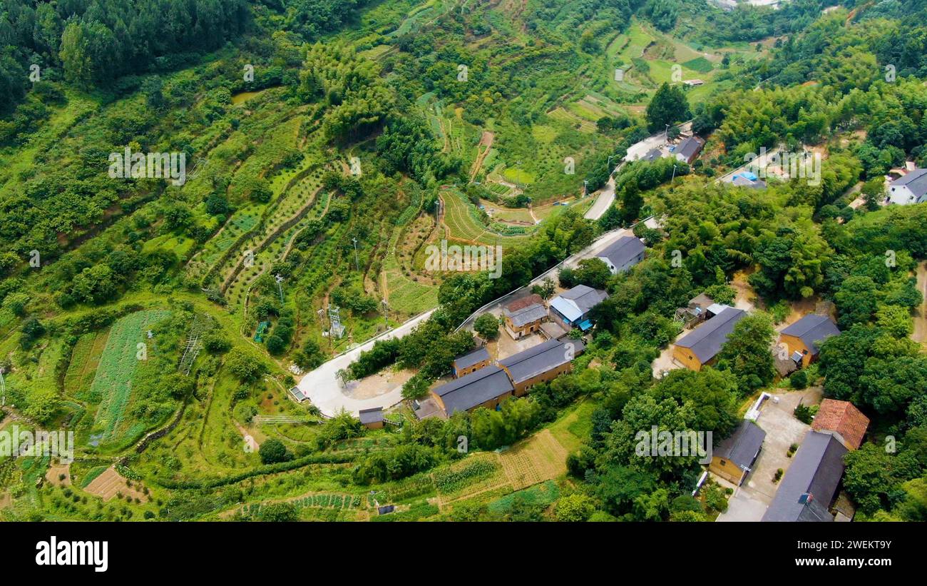 Eine Luftaufnahme eines Dorfes im Tonglu County Hangzhou Stadt Zhejiang Provinz China Stockfoto