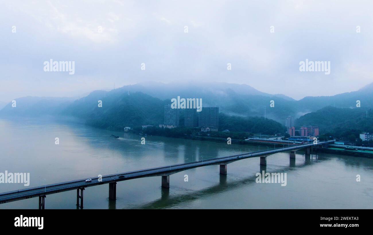 Der Blick auf den Fuchun Fluss im Tonglu County, Provinz Zhejiang, Ostchina Stockfoto