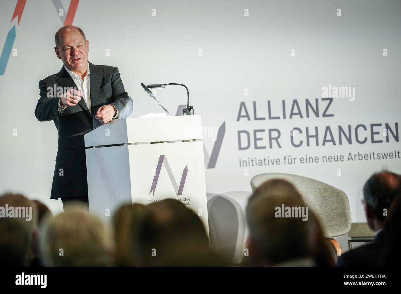 Berlin, Deutschland. Januar 2024. Bundeskanzler Olaf Scholz (SPD) spricht auf der Netzwerktagung Allianz der Chancen. Derzeit haben sich bereits 65 Unternehmen aus 16 Branchen zur Allianz der Chancen zusammengeschlossen, mit dem übergeordneten Ziel, Menschen bei der Arbeitssuche zu helfen. Quelle: Kay Nietfeld/dpa/Alamy Live News Stockfoto