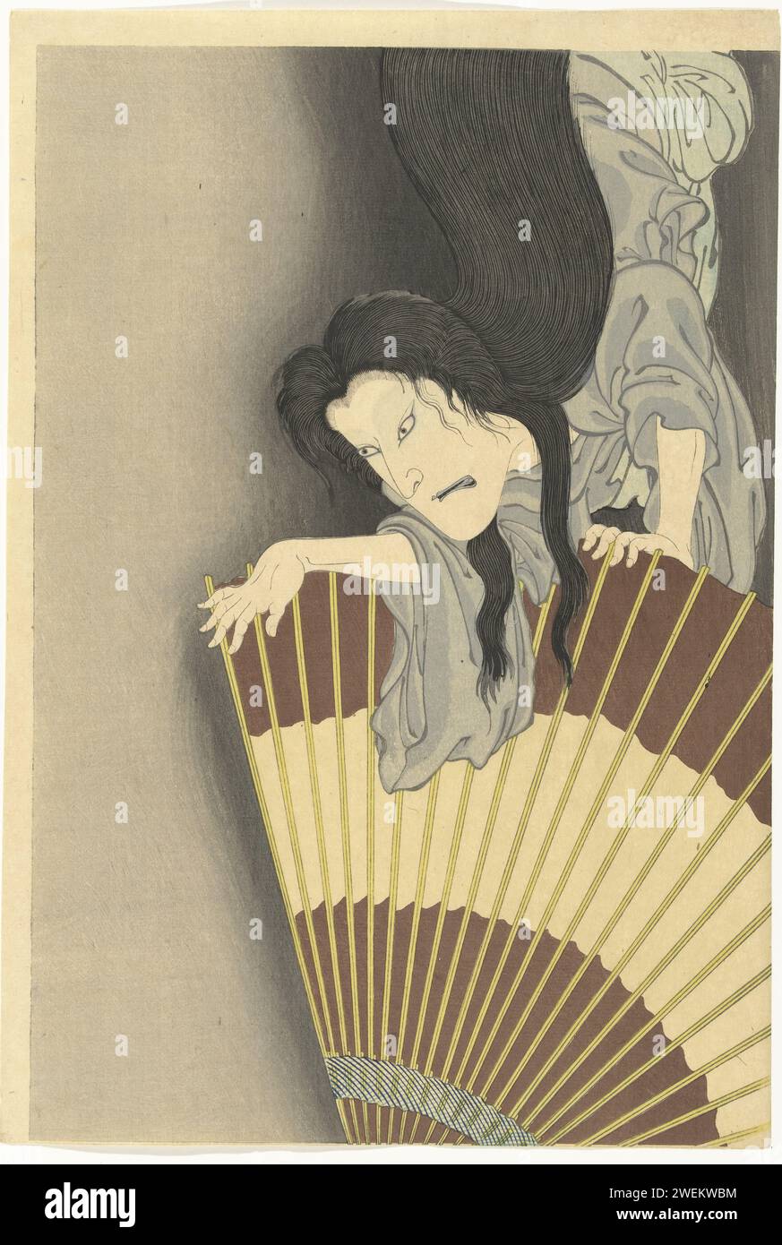SAMOERAI AOYAMA EN HET SPOOK OKIKU, TOYOHARA KUNICHIKA, 1892 Druck Mittelblatt eines Triptychons, auf dem der Schauspieler Onoe Kikugoro in der Rolle des Geisters Okiku über einer Fächerform schwingt. Papierfarbe Holzschnitt Geist, Geist Stockfoto