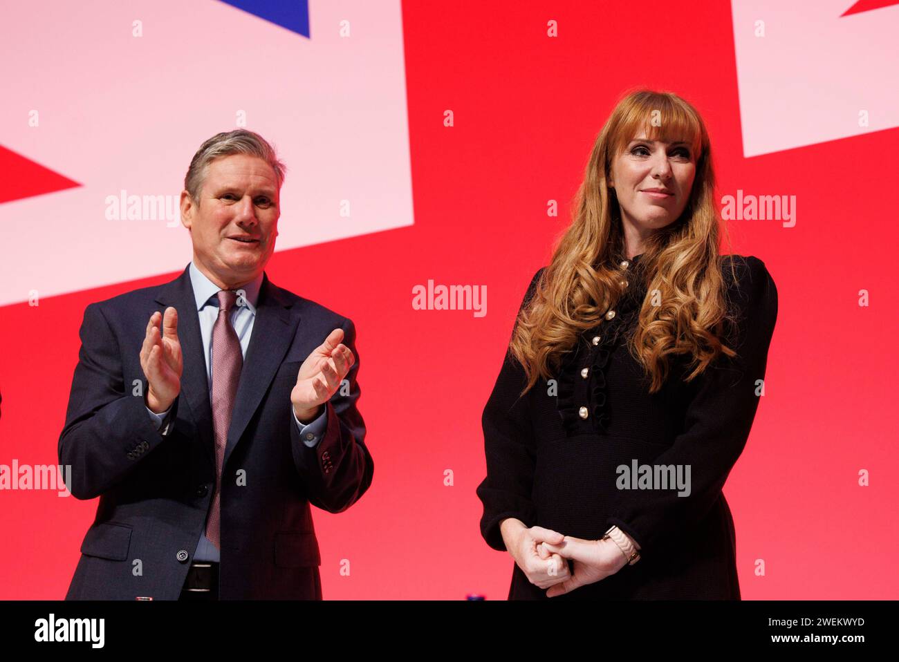 Der Labour Leader, Sir Keir Starmer, applaudiert seiner Stellvertreterin Angela Rayner nach ihrer Festrede auf der Labour Party Conference Stockfoto