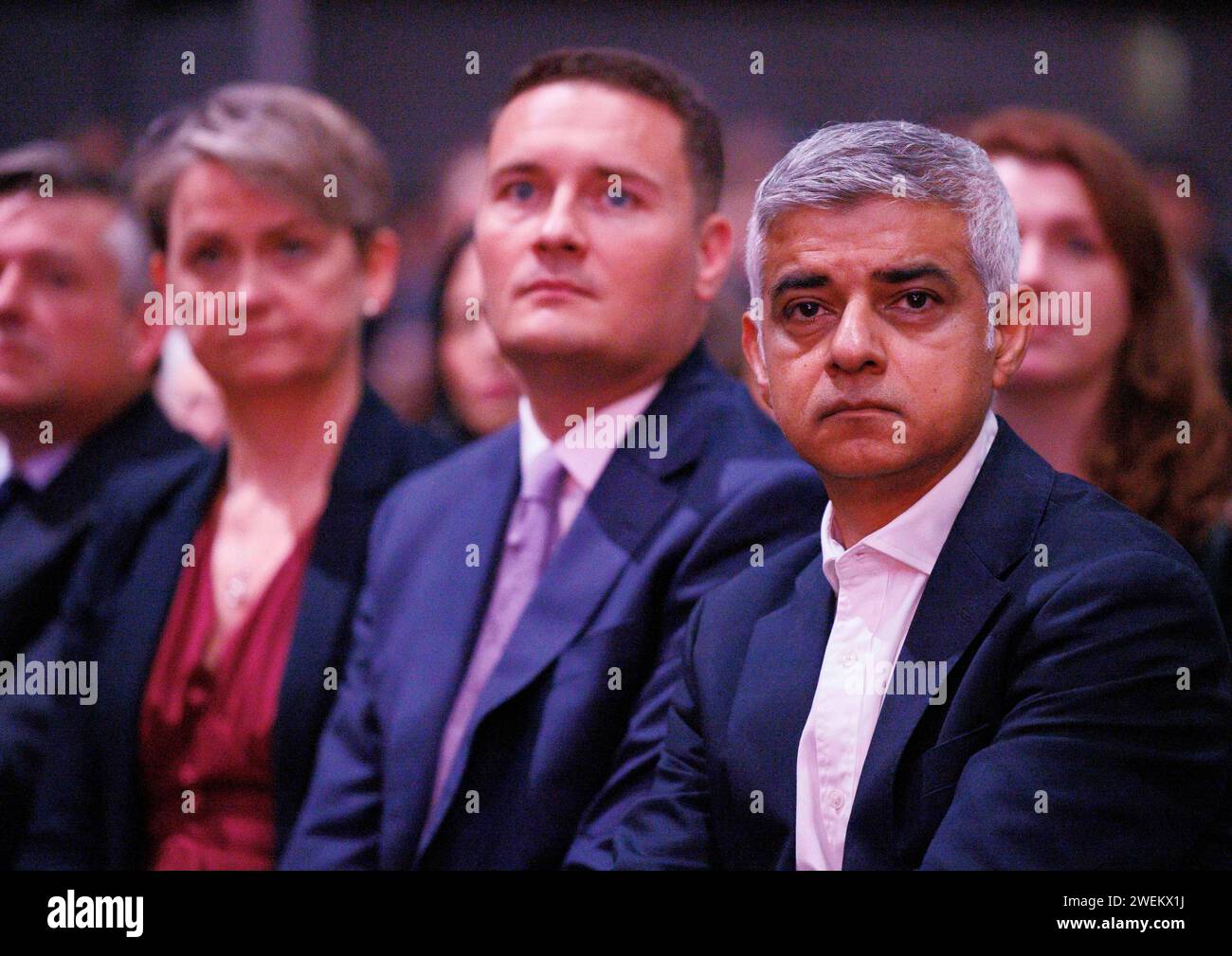 Der Bürgermeister von London, Sadiq Khan, nahm an der Labour Party-Konferenz Teil und hörte Keir Starmers Rede mit Wes Streeting und Yvette Cooper. Stockfoto