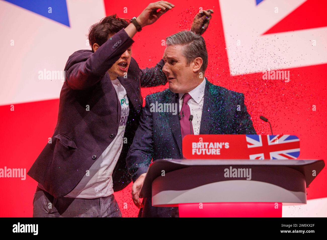 YAZ Ashmawi lässt Sir Keir Starmer zu Beginn der Rede der Labour-Führer auf der Labour Party-Konferenz glitzern. Stockfoto