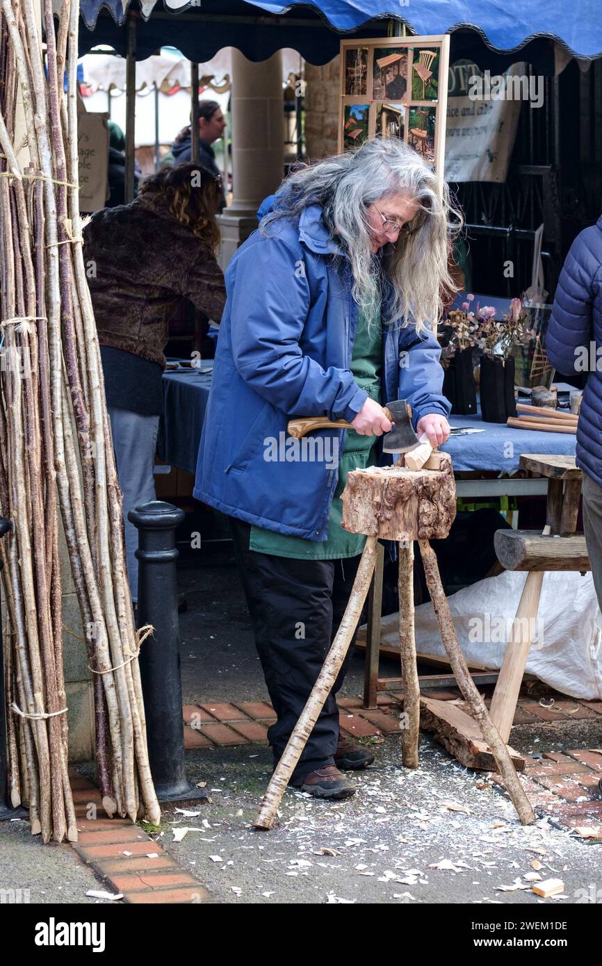 Holzarbeiterkurse Stroud Farmers Market Wintermorgen in Stroud Glos UK Stockfoto