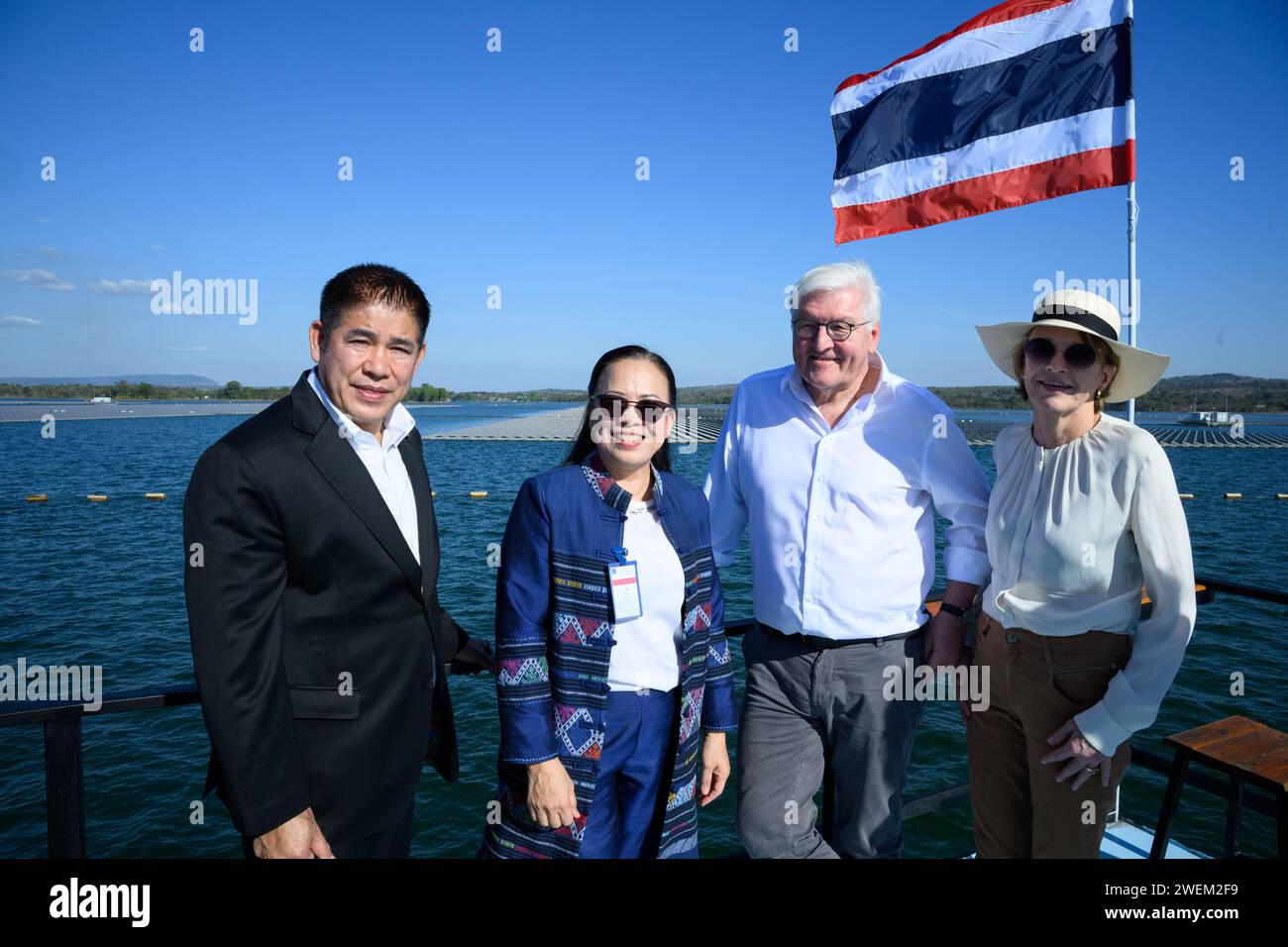 Ubon Ratchathani, Thailand. Januar 2024. Bundespräsident Frank-Walter Steinmeier und seine Frau Elke Büdenbender betrachten zusammen mit Thammanat Prompao (l), dem thailändischen Landwirtschaftsminister, eine schwimmende Photovoltaikanlage aus einem Floß am Sirindhorn-Staudamm. Die 2021 installierte Photovoltaikanlage besteht aus rund 144.000 Solarzellen, die eine Fläche von etwa 720.000 Quadratmetern auf der Oberfläche des Stausees abdecken. Bundespräsident Steinmeier und seine Frau besuchen Vietnam und Thailand während einer viertägigen Reise nach Südostasien. Quelle: Bernd von Jutrczenka/dpa/Alamy Live News Stockfoto