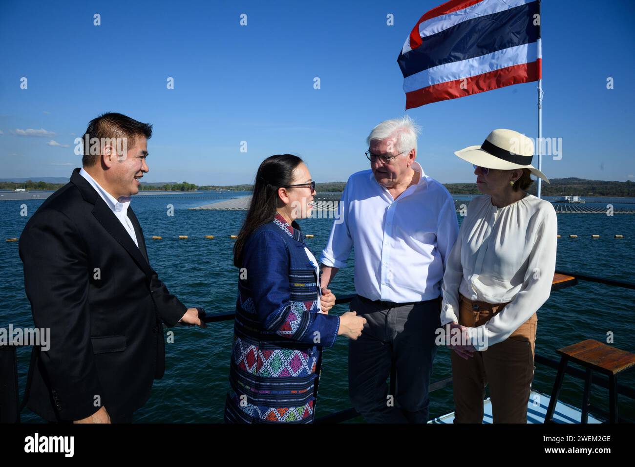 Ubon Ratchathani, Thailand. Januar 2024. Bundespräsident Frank-Walter Steinmeier und seine Frau Elke Büdenbender betrachten zusammen mit Thammanat Prompao (l), dem thailändischen Landwirtschaftsminister, eine schwimmende Photovoltaikanlage aus einem Floß am Sirindhorn-Staudamm. Die 2021 installierte Photovoltaikanlage besteht aus 144.000 Solarzellen auf einer Fläche von 720.000 Quadratmetern auf der Oberfläche des Stausees. Bundespräsident Steinmeier und seine Frau besuchen Vietnam und Thailand während einer viertägigen Reise nach Südostasien. Quelle: Bernd von Jutrczenka/dpa/Alamy Live News Stockfoto