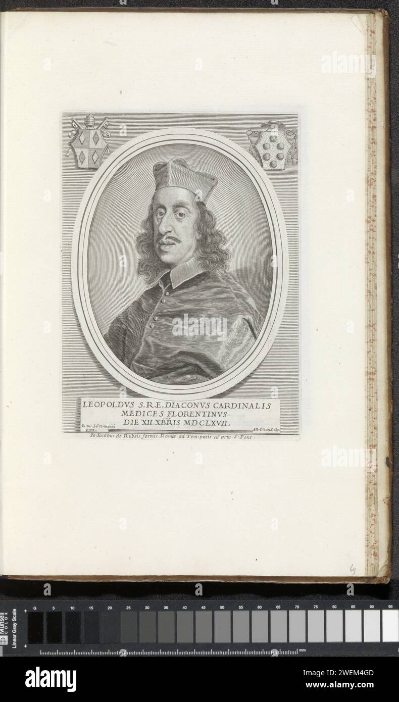 Porträt von Kardinal Leopoldo de 'Medici, 1667 - 1679 gedrucktes Porträt von Kardinal Leopoldo de 'Medici. Oben links die Waffe von Papst Clemens IX. Und oben rechts das Wappen des Kardinals. Am Ende einer Beschriftung in lateinischer Sprache. Der Ausdruck ist Teil eines Albums. Papiergravur Kardinal Stockfoto