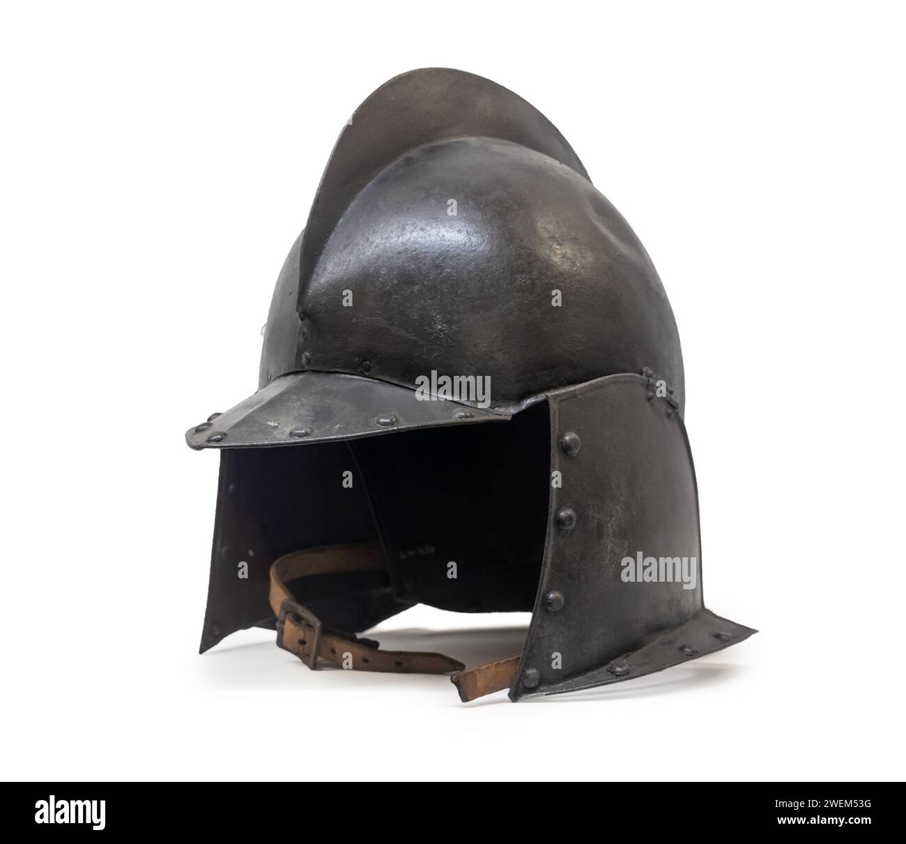 Historischer Helm aus dem Dreißigjährigen Krieg, isoliert auf weißem Hintergrund Stockfoto