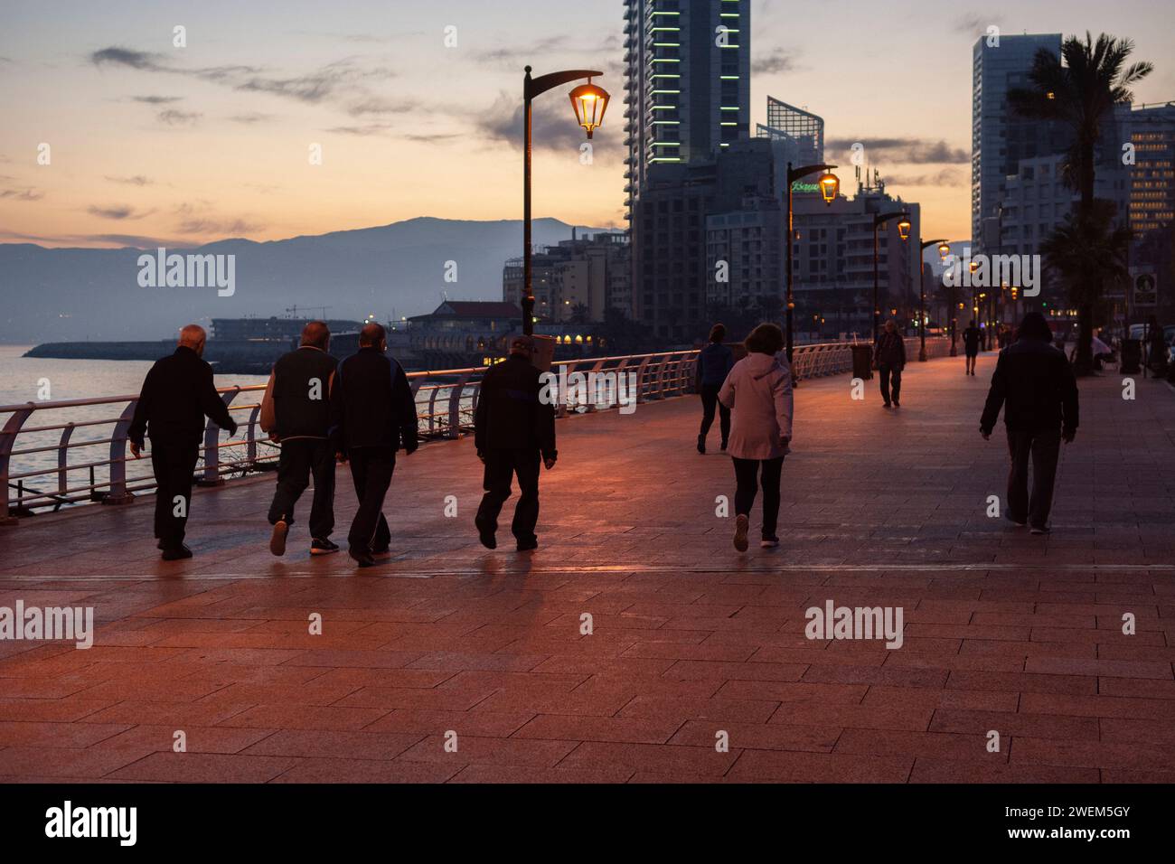 Menschen gehen auf der Promenade bei Sonnenuntergang Beirut Libanon Mittlerer Osten Stockfoto