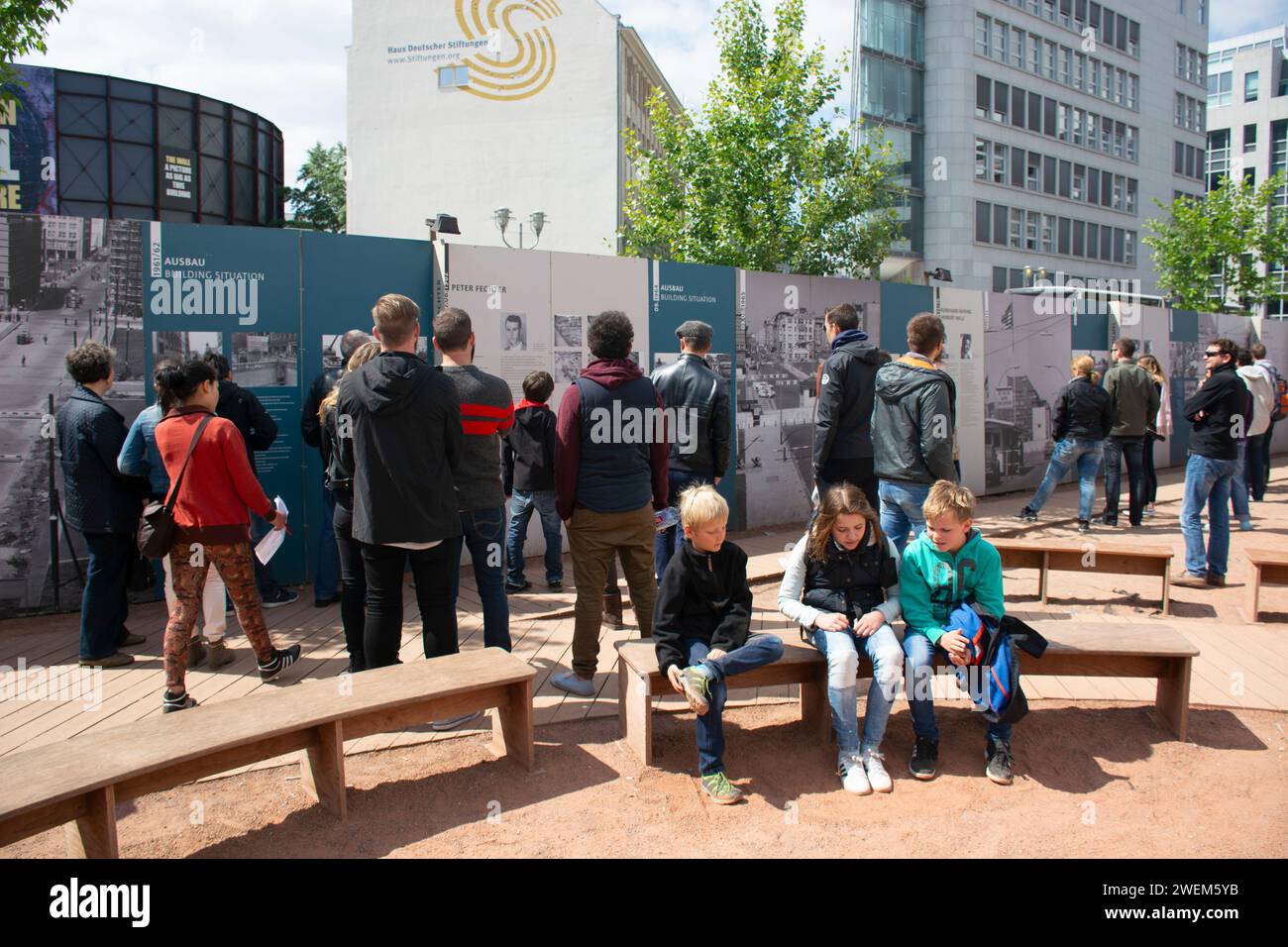 Touristen Sightseeing Checkpoint charley Berlin Deutschland Stockfoto