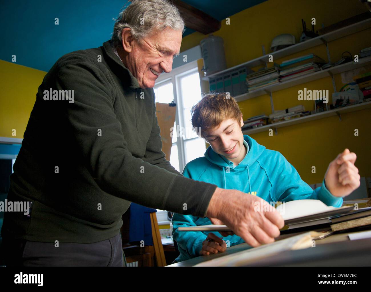 Großvater mit Enkel ein Buch Stockfoto