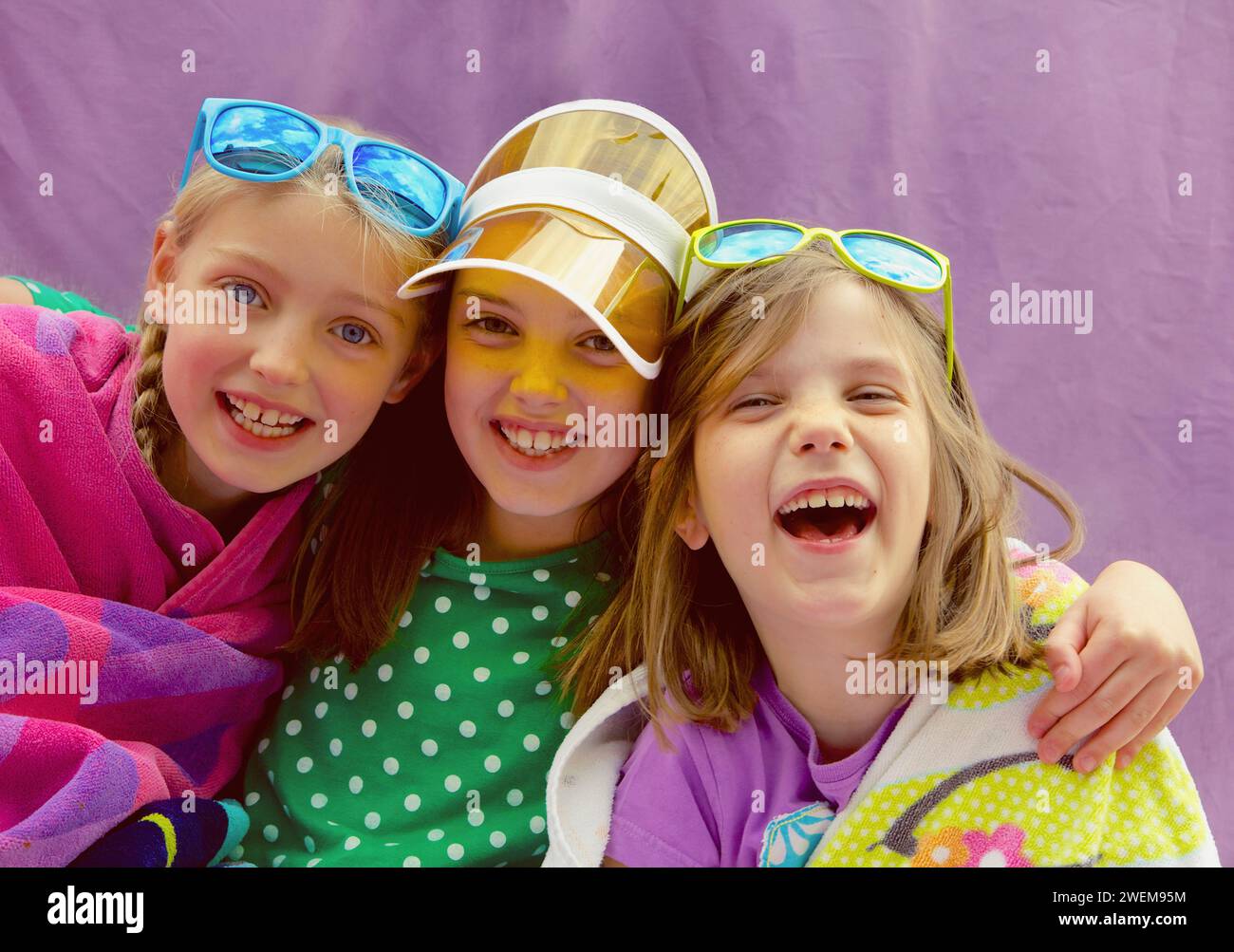 Junge Mädchen tragen Visier und Sonnenbrille Lächeln Stockfoto