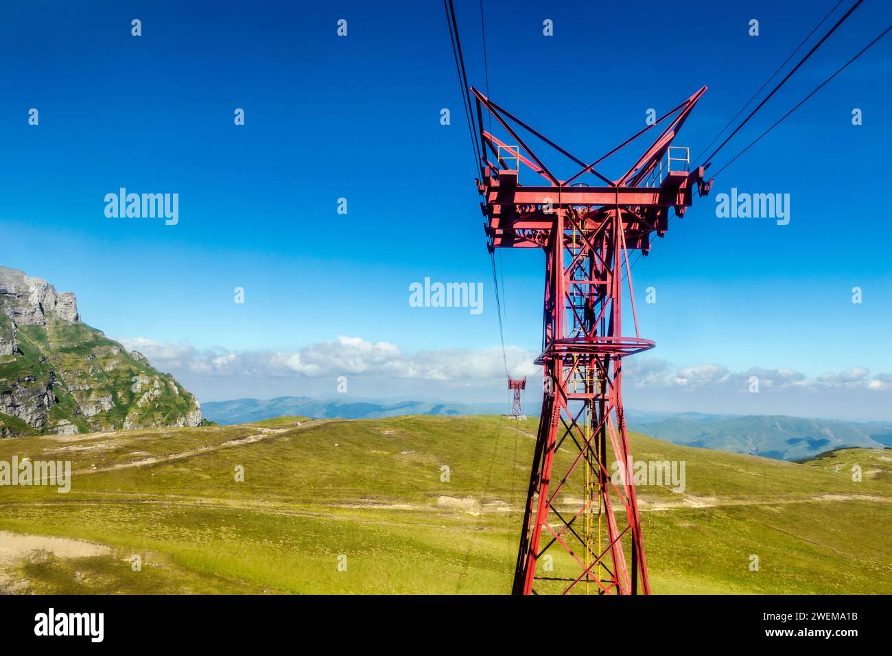 Busteni-Babele-Seilbahnpylon auf dem Babele-Plateau in den Bucegi-Bergen, Rumänien Stockfoto