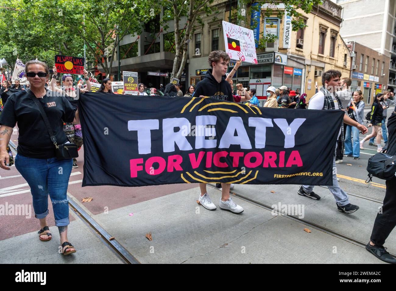 Melbourne, Australien. Januar 2024. Die Demonstranten halten ein Banner während des jährlichen Invasionstages. Der jährliche Invasionstag in Melbourne wurde von den Indigenen Australiern und ihren Verbündeten organisiert und forderte ein Ende der Feier des Australia Day und die Anerkennung der Souveränität der Indigenen in Melbourne Australien. Quelle: SOPA Images Limited/Alamy Live News Stockfoto