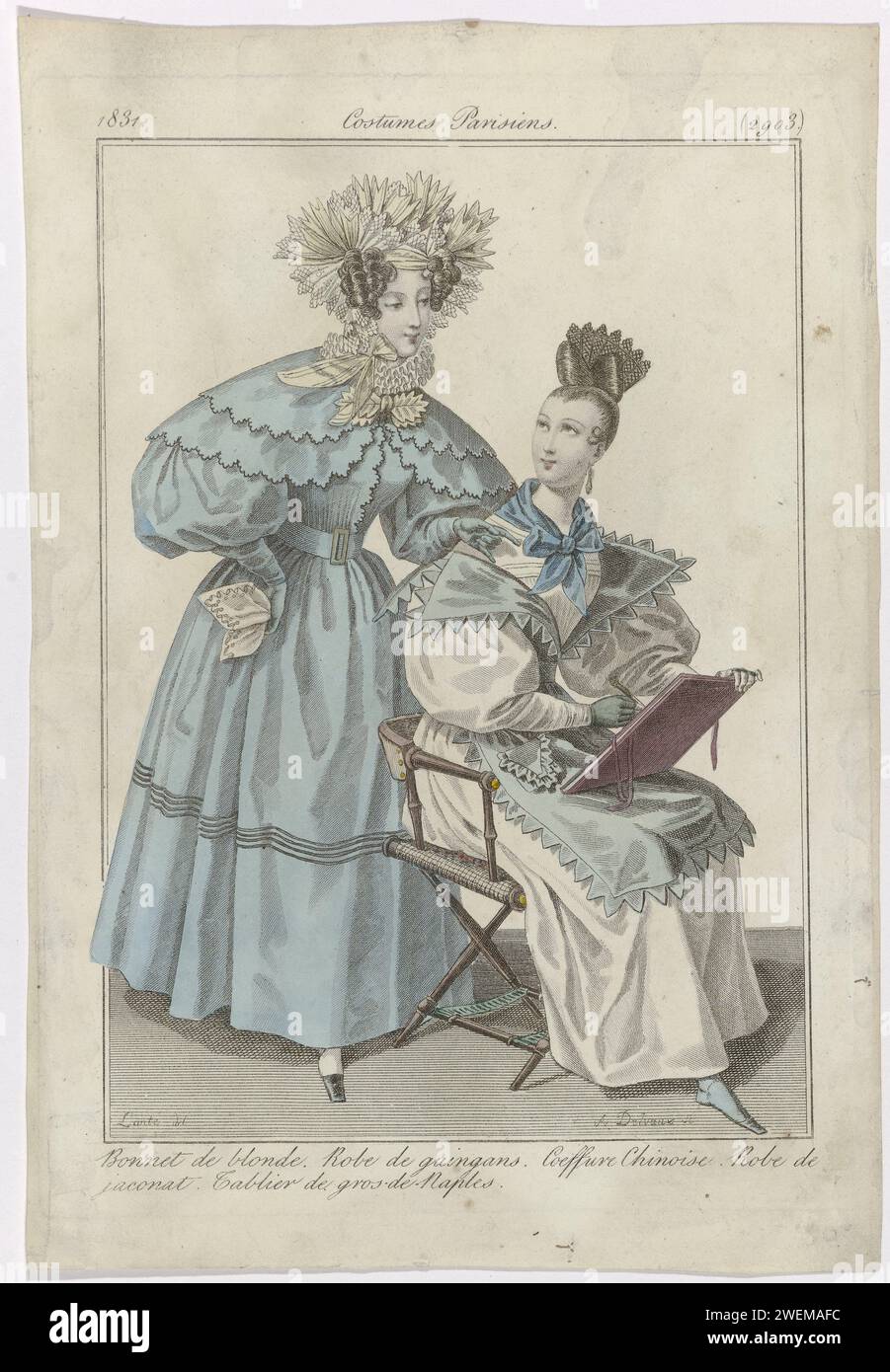 Journal of the Ladies and Moden, Pariser Kostüme, 15. Juli 1831, (2903): Haube de Blond (...), 1831 Frau mit einem Hut aus Blond (Spule) auf dem Kopf. Sie trägt ein Kleid von "Guingans". Weiteres Zubehör: Handschuhe, Gürtel mit Schnalle, Taschentuch, Schuh mit quadratischer Nase. Frau, die auf einem Klappstuhl sitzt, mit einer "Coeffure Chinoise". Sie trägt ein Kleid aus 'Jaconat' und eine Schürze aus 'Gros de Naples' mit gezacktem Saum. Nackentuch anfangen. Zubehör: Ohrring im linken Ohr, Mitaine, Stiefel mit quadratischer Nase. Skizzenbuch und Zeichenstift in den Händen. Der Druck ist Teil des Modemagazins J Stockfoto