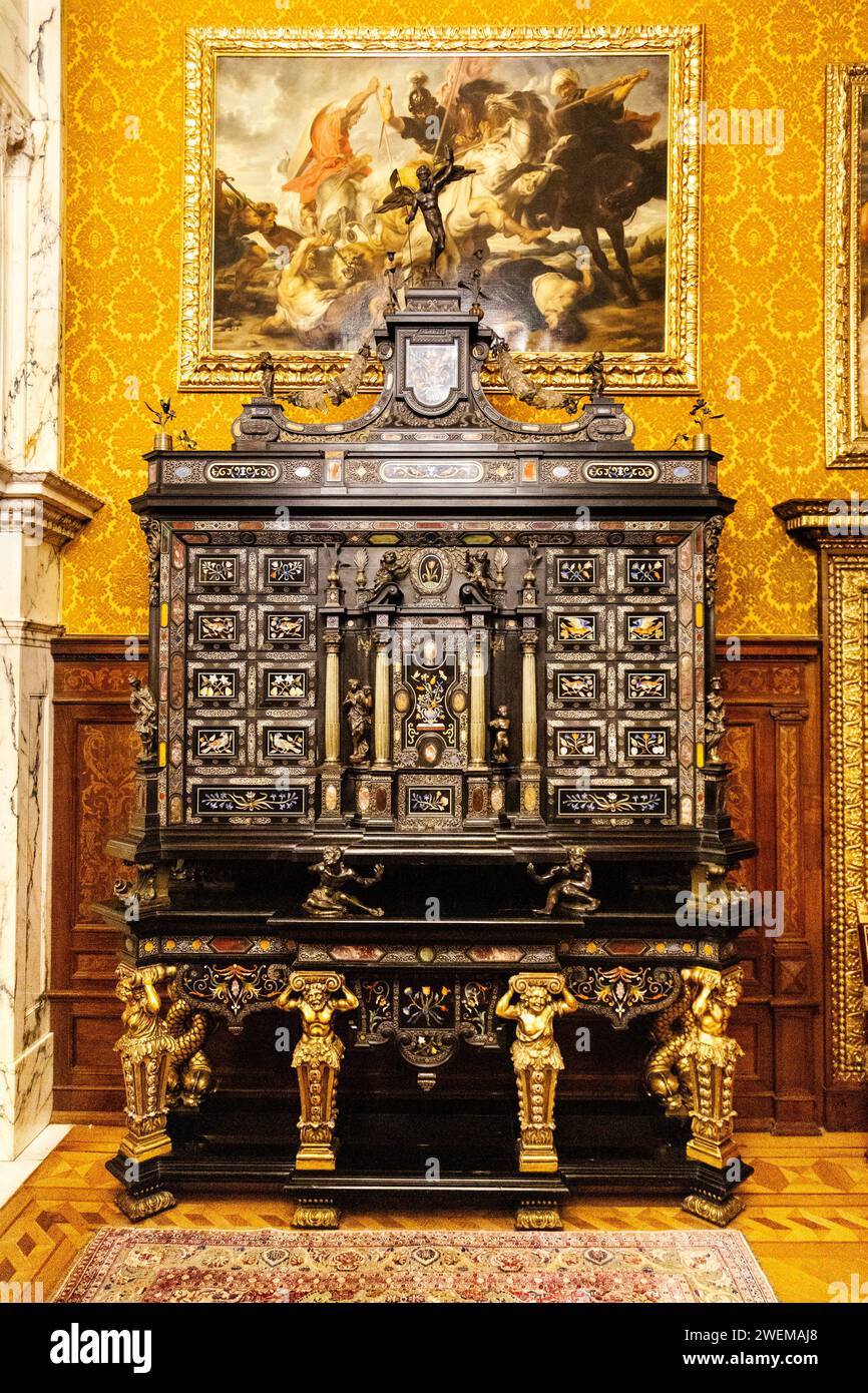 Verziertes Ebenholzkabinett mit vergoldeten Details in der Florentiner Halle auf Schloss Peles, Sinaia, Rumänien Stockfoto