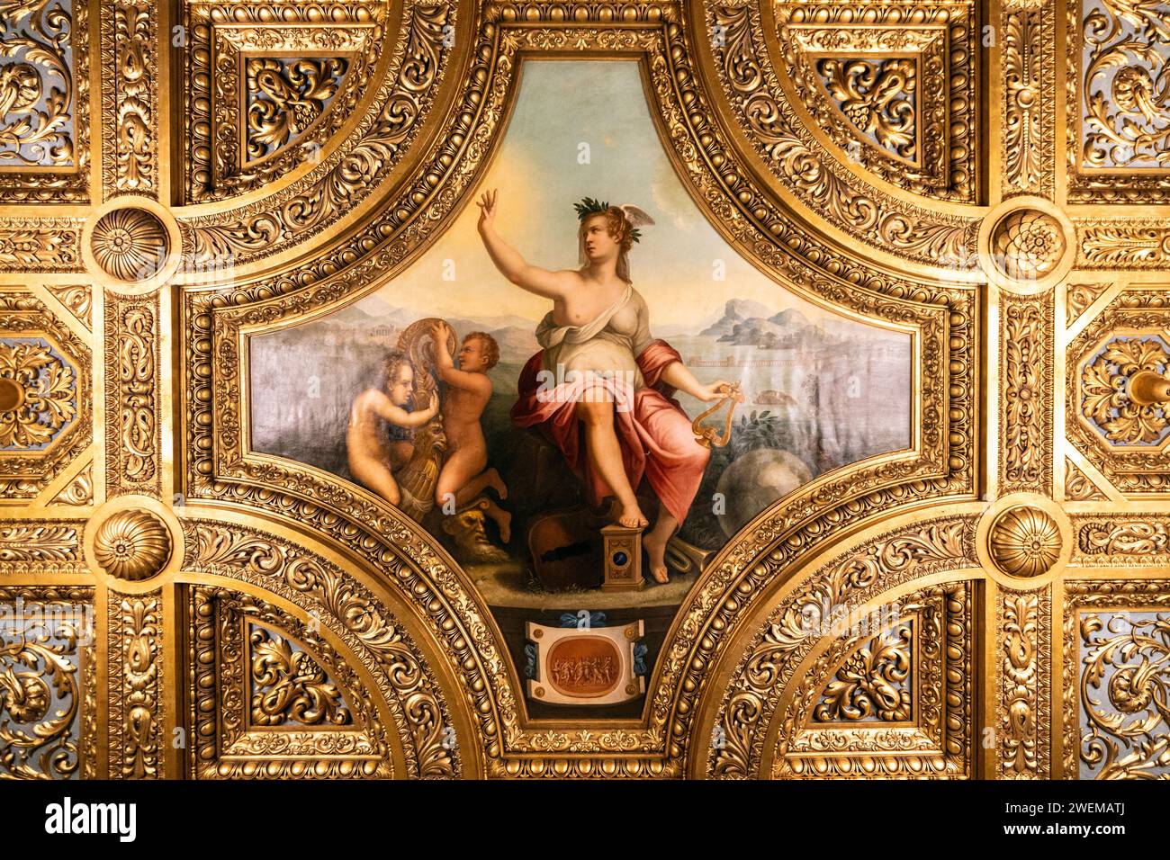 Verzierte vergoldete und bemalte Decke der Florentiner Halle auf Schloss Peles, Sinaia, Rumänien Stockfoto