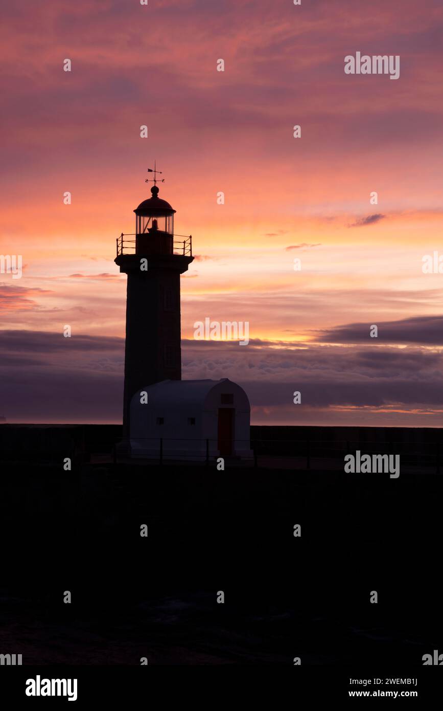 Leuchtturm bei Sonnenuntergang in Porto Stockfoto