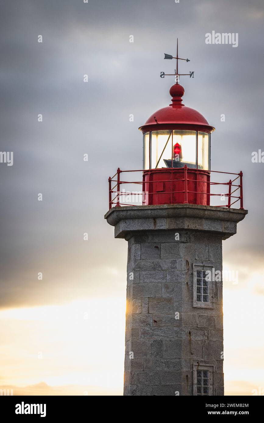 Leuchtturm mit roten Farben bei Sonnenuntergang Stockfoto