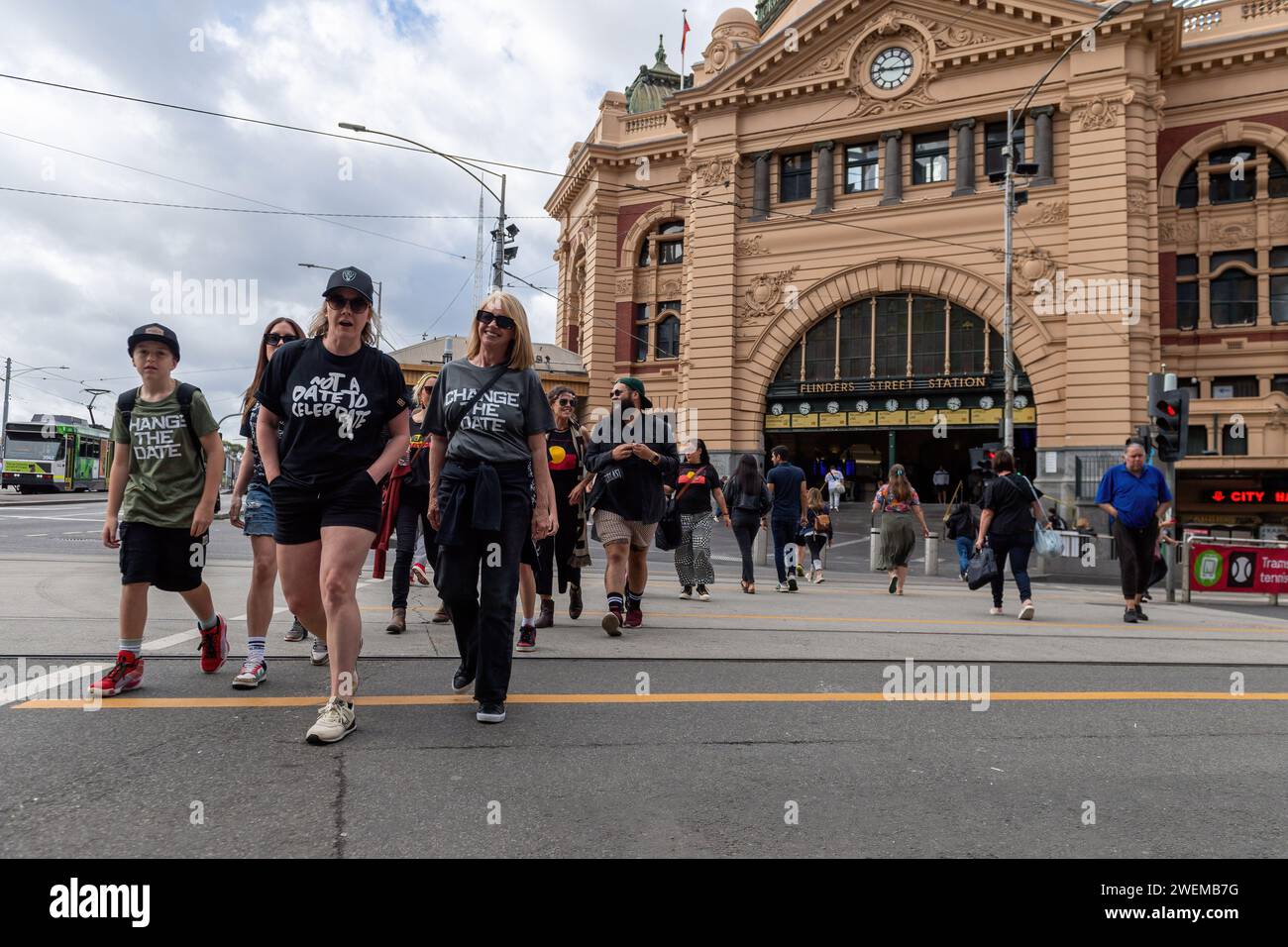 Melbourne, Australien. Januar 2024. Demonstranten verlassen die Flinders Street Station vor dem jährlichen Invasionstag. Der jährliche Invasionstag in Melbourne wurde von den Indigenen Australiern und ihren Verbündeten organisiert und forderte ein Ende der Feier des Australia Day und die Anerkennung der Souveränität der Indigenen in Melbourne Australien. (Foto: Michael Currie/SOPA Images/SIPA USA) Credit: SIPA USA/Alamy Live News Stockfoto