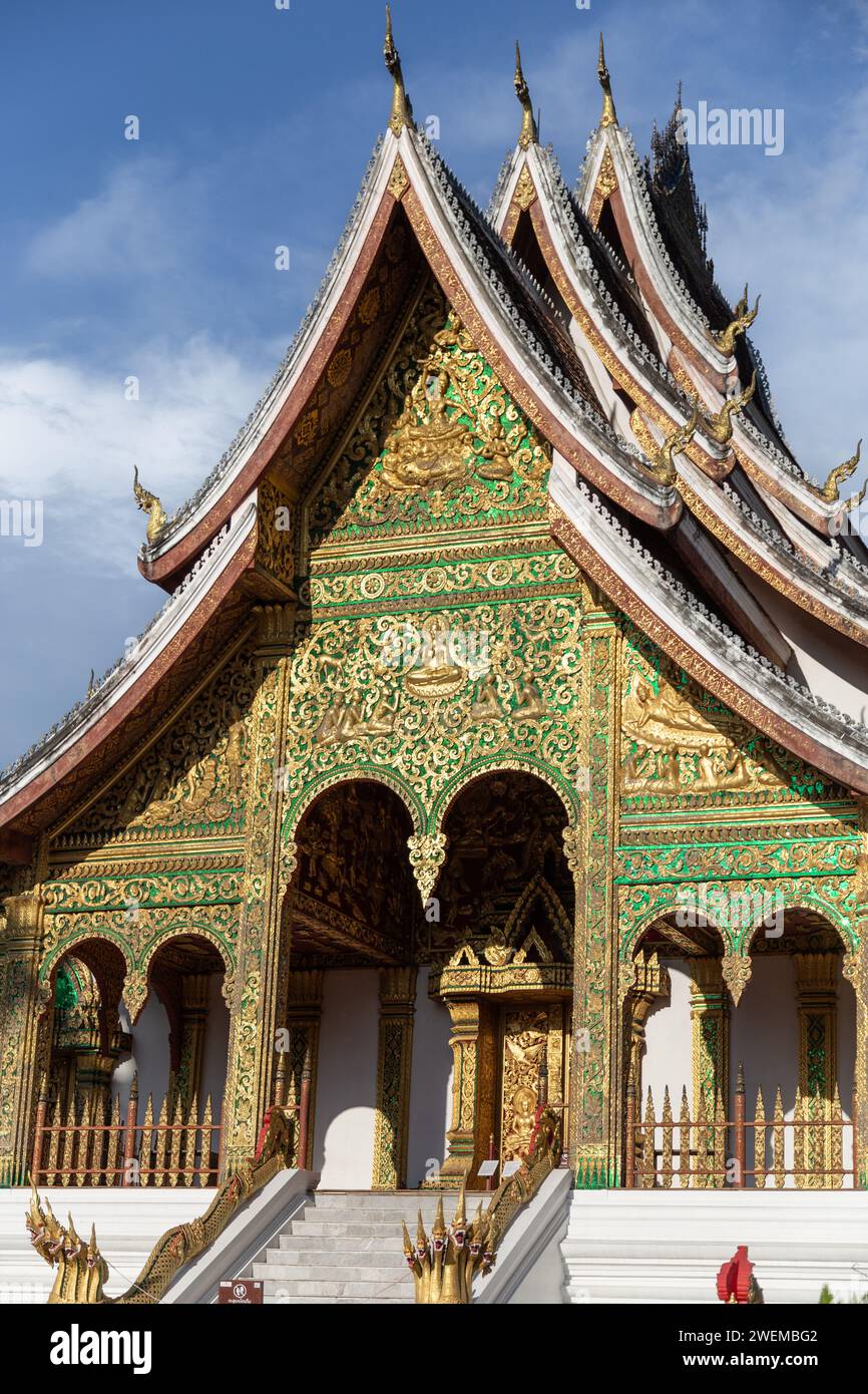 Berühmter laotischer Haw Pha Bang Tempel während der goldenen Stunde Stockfoto