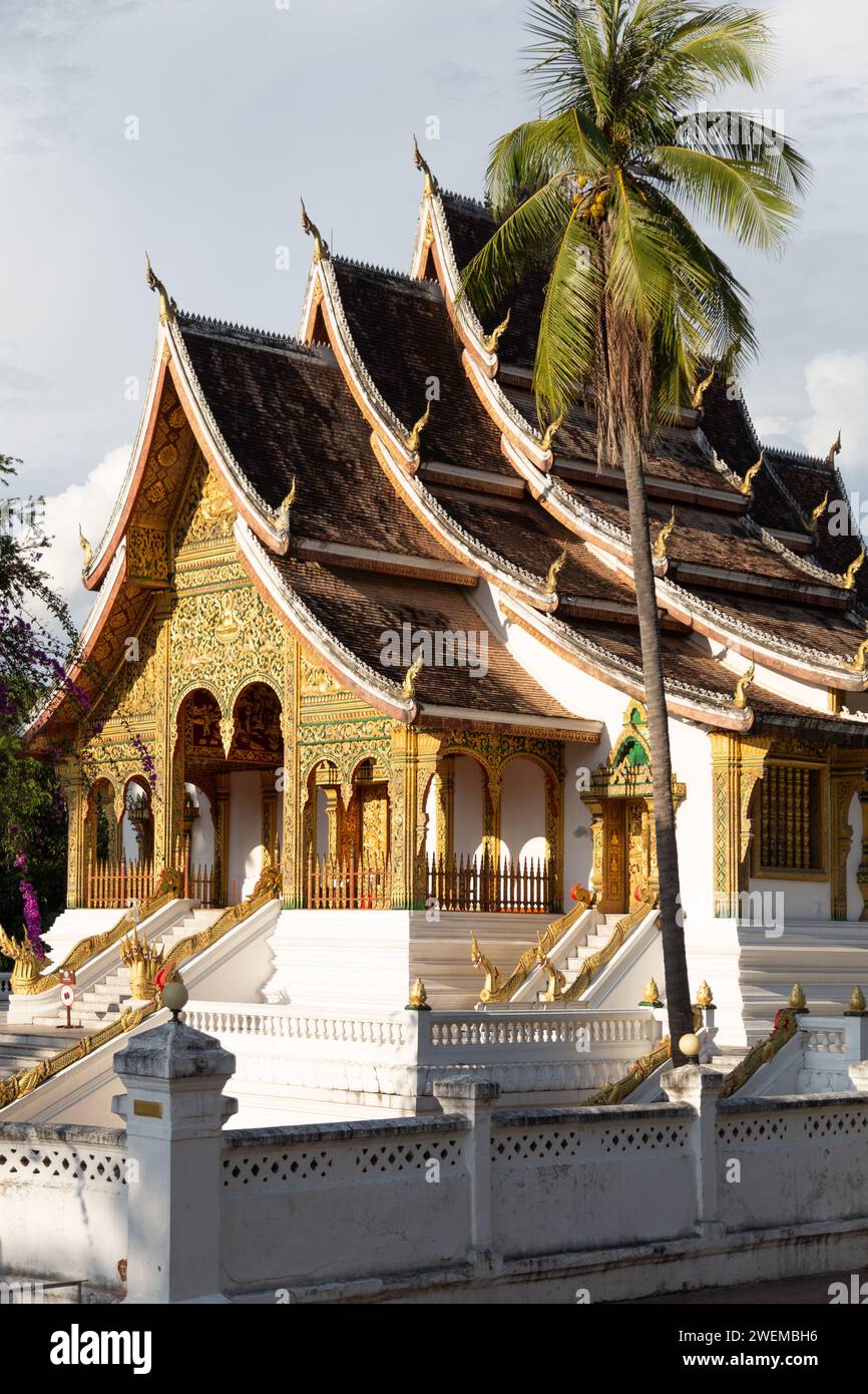 Berühmter laotischer Haw Pha Bang Tempel während der goldenen Stunde Stockfoto