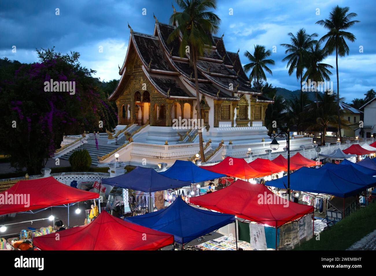 Berühmter Luang Prabang Nachtmarkt und Haw Pha Bang Tempel Stockfoto