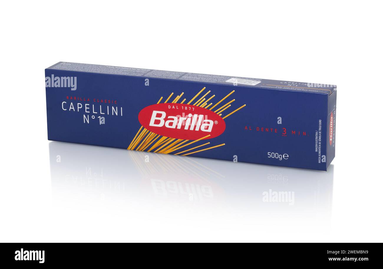 CHISINAU, MOLDAU - 25. Januar 2024: Barilla Capellini num 1 italienische Pasta isoliert auf weißem Hintergrund. Barilla ist ein Unternehmen, das als Bäckerei gegründet wurde Stockfoto