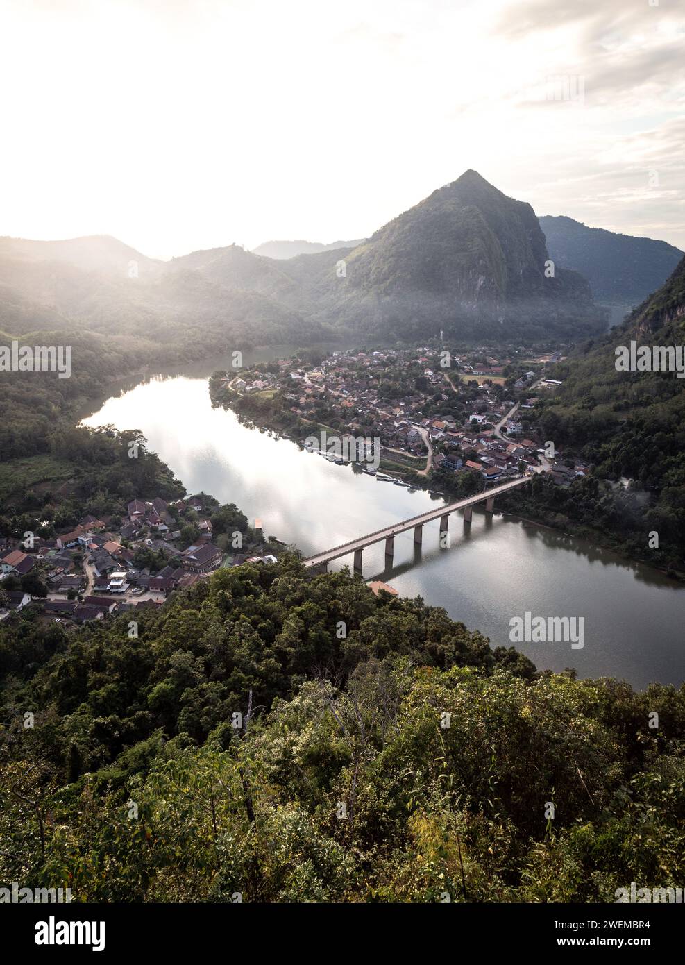 Blick von oben auf die Stadt Nong Khiaw während des goldenen Sonnenuntergangs Stockfoto Blick von oben auf die Stadt Nong Khiaw während des goldenen Sonnenuntergangs Stockfoto