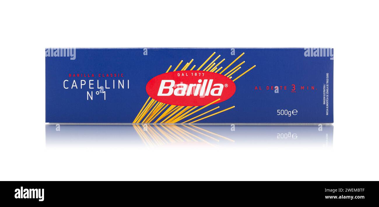 CHISINAU, MOLDAU - 25. Januar 2024: Barilla Capellini num 1 italienische Pasta auf weißem Hintergrund. Mit Beschneidungspfad Stockfoto