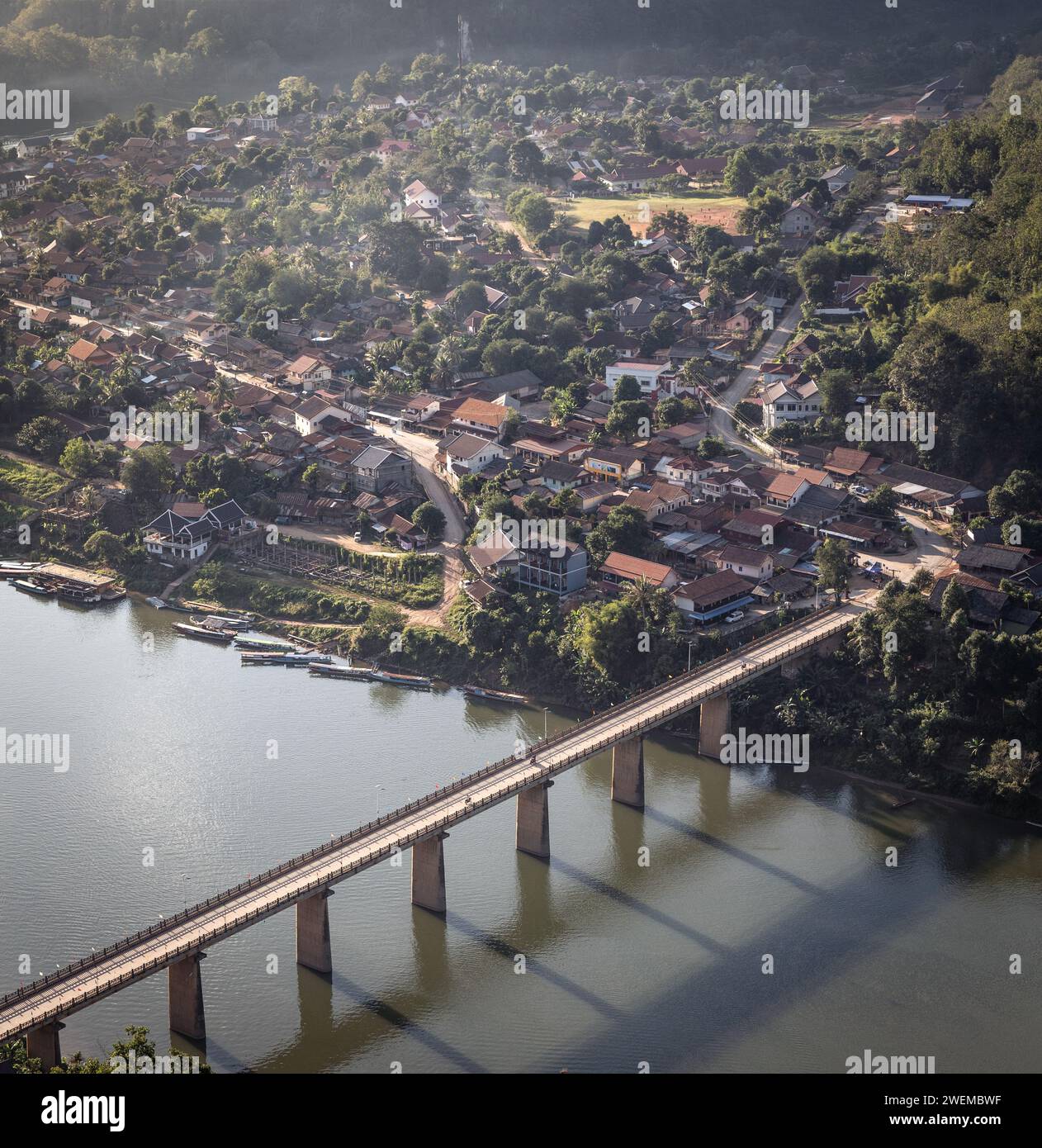 Blick von oben auf Nong Khiaw und seine riesige Brücke Stockfoto Blick von oben auf Nong Khiaw und seine riesige Brücke Stockfoto