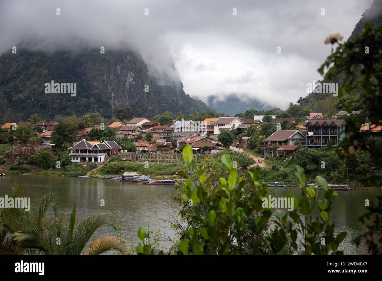 Blick von der anderen Seite des Flusses Nong Khiaw an regnerischen Tagen Stockfoto Blick von der anderen Seite des Flusses Nong Khiaw an regnerischen Tagen Stockfoto