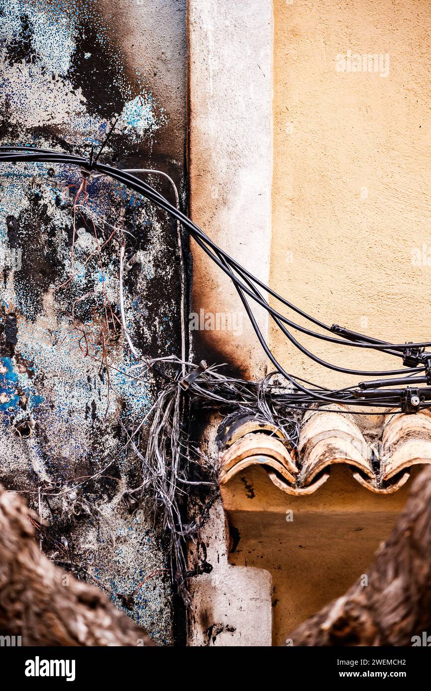 Fassaden, die durch Feuer in der Altstadt von Villajoyosa gefressen wurden Stockfoto