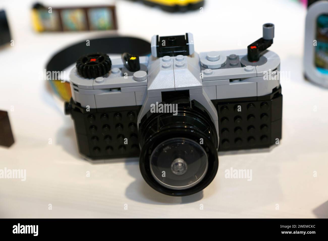 Nahaufnahme einer analogen Filmkamera aus Lego auf dem Lego-Stand auf der Spielwarenmesse 2024 in Olympia Stockfoto
