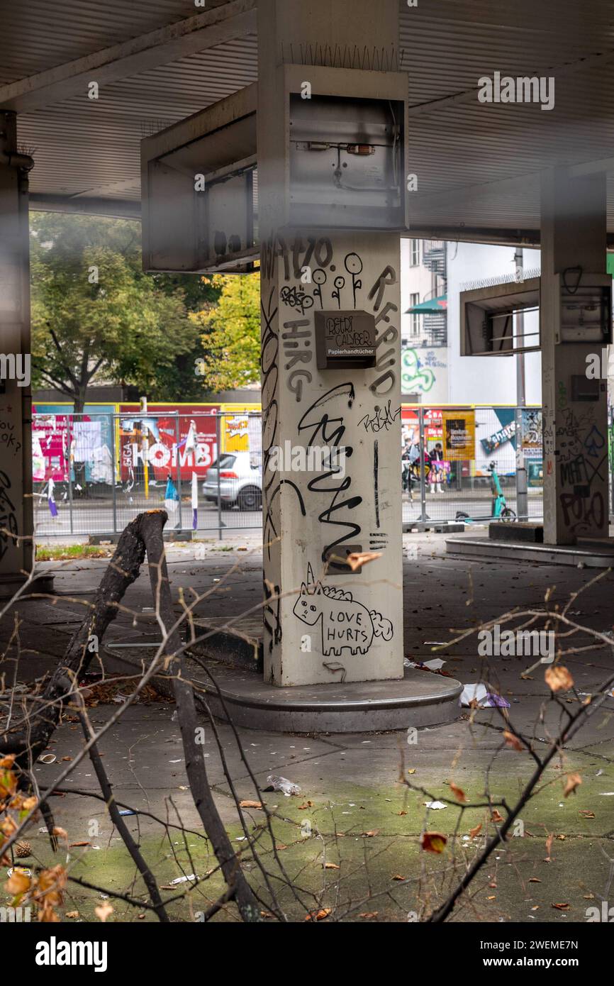 Leerstehende Tankstelle in berlin Neukölln, an der Sonnenallee Ecke Hobrechtstraße. Graffiti von Roy zeichnet von einem Einhorn mit der Aufschrift Love Hurts liebe tut weh. Berlin Berlin Deutschland *** leere Tankstelle in Berlin Neukölln, an der Ecke Sonnenallee und Hobrechtstraße Graffiti von Roy zeichnet ein Einhorn mit der Inschrift Love Hurts liebe tut weh Berlin Deutschland Stockfoto
