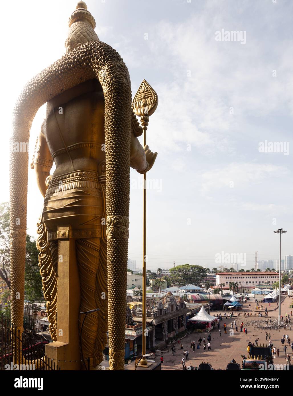 Goldene Statue von Maruga in den Batu Caves während des Sonnenaufgangs Stockfoto